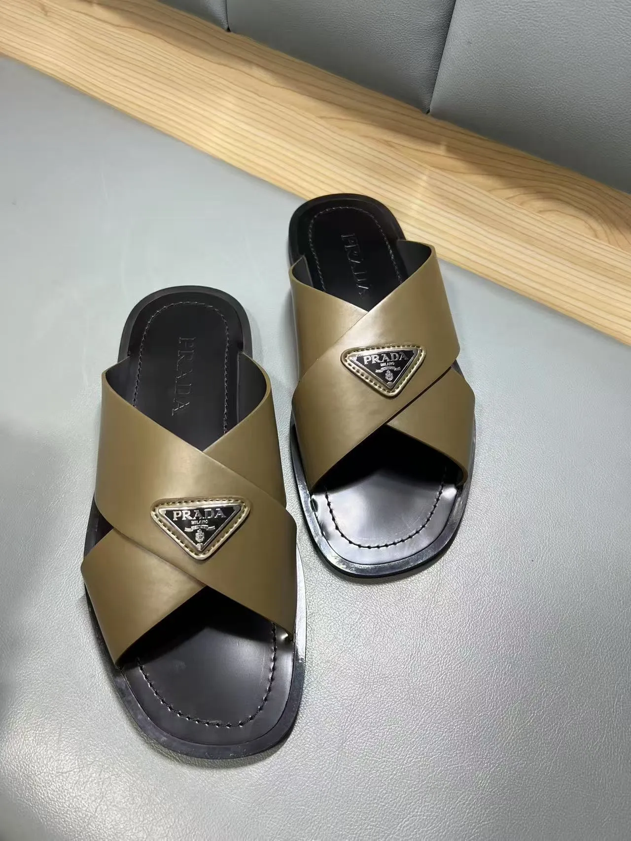 340💰PRADA Prada’s latest slippers are synchronized with the official website. This slipper is made of the brand’s unique and iconic Saffiano leather. The brand logo jumps out from the double straps, and the brand style is clearly visible. Cowhide gives men elegant charm and functional design, making it an ideal choice for vacation and leisure. Size:38-45